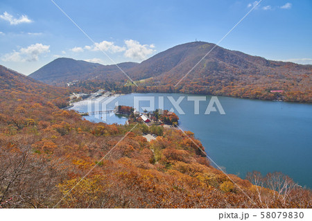 秋の赤城 黒檜山の中腹より大沼、赤城神社、地蔵岳方面を見る 58079830
