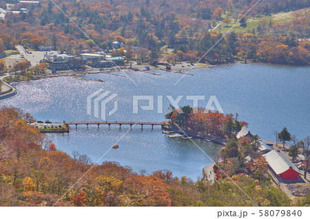秋の赤城 黒檜山の中腹より大沼、赤城神社方面を見る 58079840