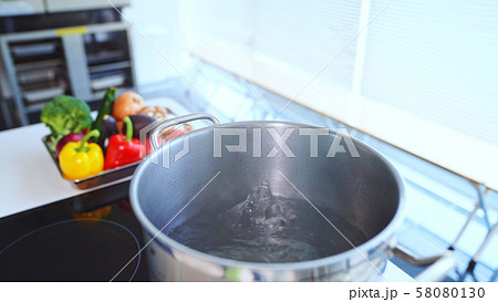 沸騰するお湯　キッチン 58080130