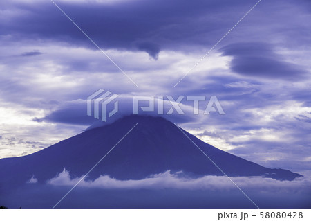 （山梨県忍野村）躍動する雲と富士山 58080428