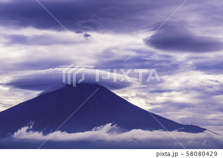 （山梨県忍野村）躍動する雲と富士山 58080429