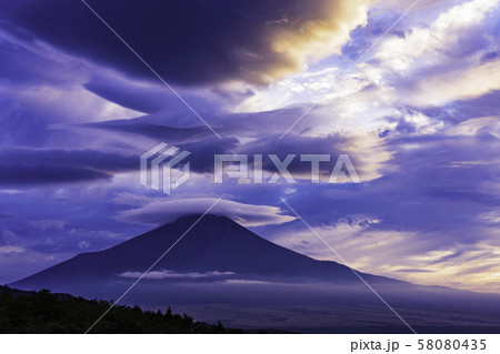 （山梨県忍野村）躍動する雲と富士山 58080435