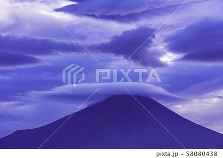 （山梨県忍野村）躍動する雲と富士山 58080438