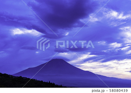 （山梨県忍野村）躍動する雲と富士山 58080439