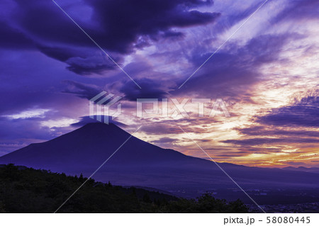 （山梨県忍野村）躍動する雲と富士山 58080445