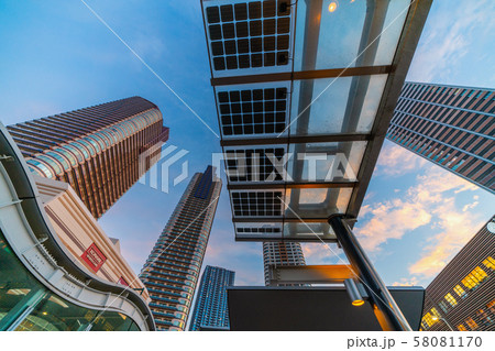 日本の川崎都市景観 夕日を浴びる武蔵小杉のタワーマンション群などを望む 日本の川崎都市景観 夕日を浴びる武蔵小杉のタワーマンション群などを望む 58081170