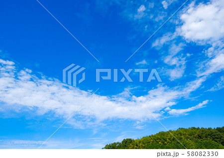 【写真素材】 青空　空　雲　秋の空　背景　背景素材　9月　コピースペース　 58082330