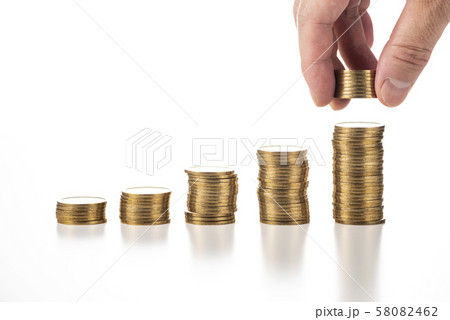 積み上げたお金 手 58082462