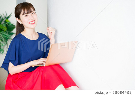 部屋でパソコンをつかう若い女性 部屋でパソコンをつかう若い女性 58084435