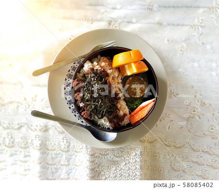 beef rice sprinkled with seaweed. 58085402