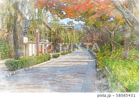 日本の秋 京都 祇園 巽橋と伝統的建造物群 日本の秋 京都 祇園 巽橋と伝統的建造物群 58085431