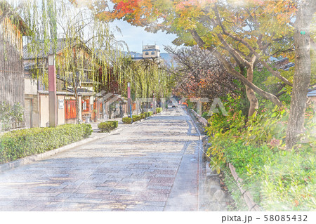 日本の秋 京都 祇園 巽橋と伝統的建造物群 58085432