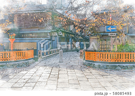 日本の秋 京都 祇園 巽橋と伝統的建造物群 58085493
