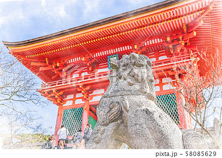 日本の秋 京都 清水寺 仁王門のイラスト素材