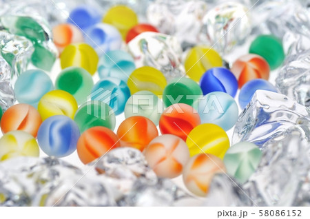 艶消しビー玉いっぱい 58086152