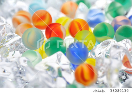 艶消しビー玉いっぱい 58086156