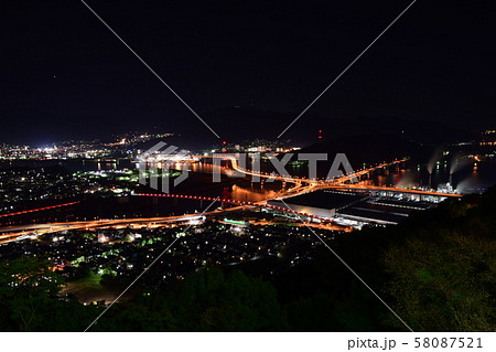 広島市の黄金山緑地から見た仁保ジャンクション（広島大橋と海田大橋）の夜景 58087521
