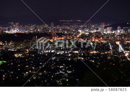 広島市・黄金山緑地から見た広島市中心部の夜景 58087825