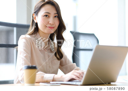 女性 キャリアウーマン 仕事 女性 キャリアウーマン 仕事 58087890