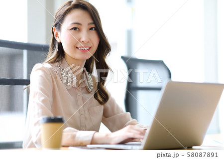 女性 キャリアウーマン 仕事 女性 キャリアウーマン 仕事 58087891