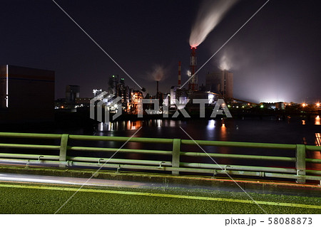伏木港大橋から見た製紙工場の夜景 伏木港大橋から見た製紙工場の夜景 58088873