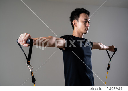 チューブトレーニングをするスポーツマン 58089844