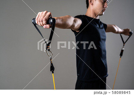 チューブトレーニングをするスポーツマン チューブトレーニングをするスポーツマン 58089845