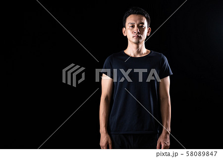 トレーニングウェアを着ているスポーツマン 58089847