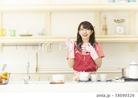 家事 家事代行 家政婦 女性 ゴム手袋 家事 家事代行 家政婦 女性 ゴム手袋 58090326