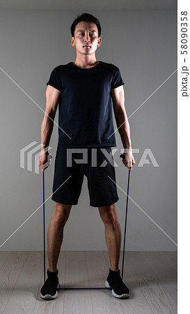 チューブトレーニングをするスポーツマン 58090358