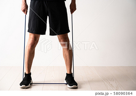 チューブトレーニングをするスポーツマン チューブトレーニングをするスポーツマン 58090364