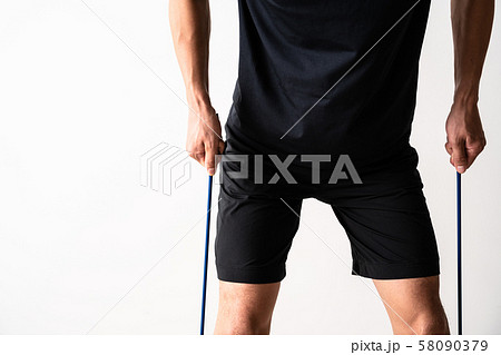 チューブトレーニングをするスポーツマン チューブトレーニングをするスポーツマン 58090379