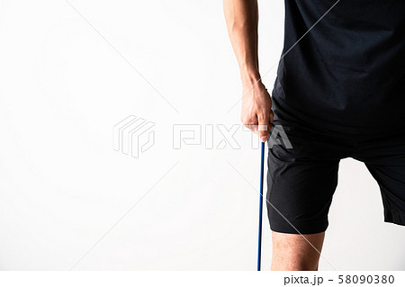 チューブトレーニングをするスポーツマン チューブトレーニングをするスポーツマン 58090380