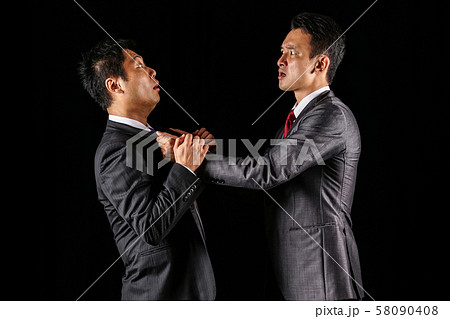 掴み合いのけんかをするビジネスマン 58090408