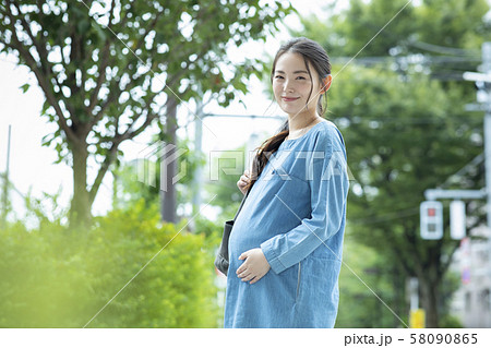 妊婦　臨月　マタニティ　散歩 58090865
