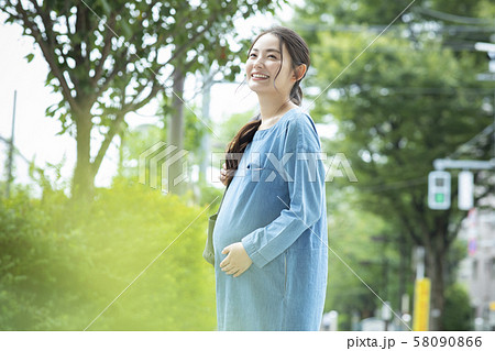 妊婦　臨月　マタニティ　散歩 58090866