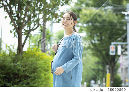 妊婦 臨月 マタニティ 散歩 妊婦 臨月 マタニティ 散歩 58090869
