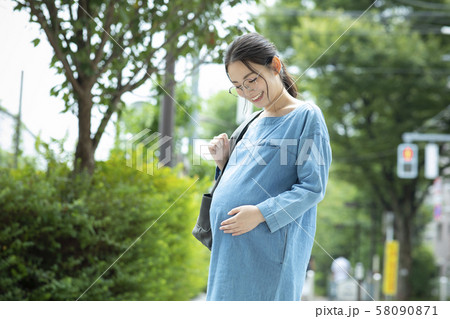 妊婦 臨月 マタニティ 散歩の写真素材