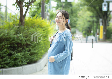 妊婦 臨月 マタニティ 散歩の写真素材