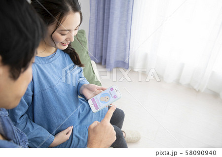 妊婦 (アプリ画面はピクスタのために作成したダミーです) 妊婦 (アプリ画面はピクスタのために作成したダミーです) 58090940