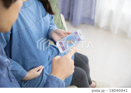 妊婦　（アプリ画面はピクスタのために作成したダミーです） 58090941