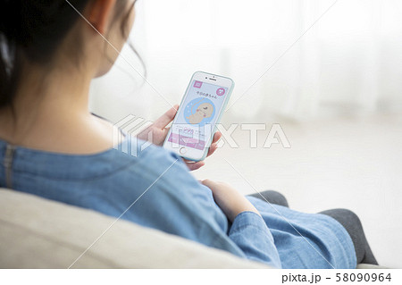 妊婦　（アプリ画面はピクスタのために作成したダミーです） 58090964