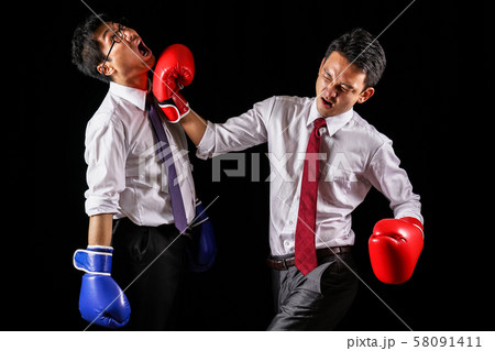 グローブで殴り合うサラリーマン 58091411
