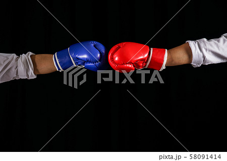 グローブで殴り合うサラリーマン 58091414