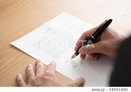 契約書にサインを促すビジネスマン 58091890
