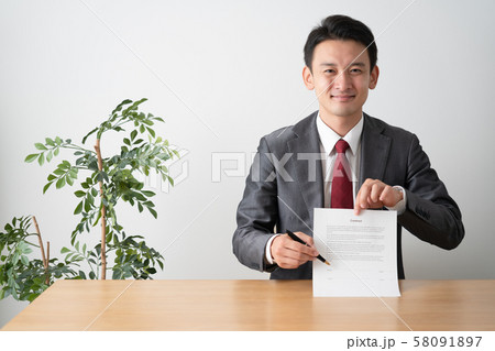 契約書にサインを促すビジネスマン 58091897