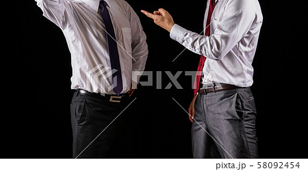 議論をする二人のビジネスマン 58092454