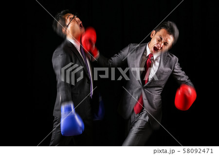 グローブで殴り合うサラリーマン 58092471