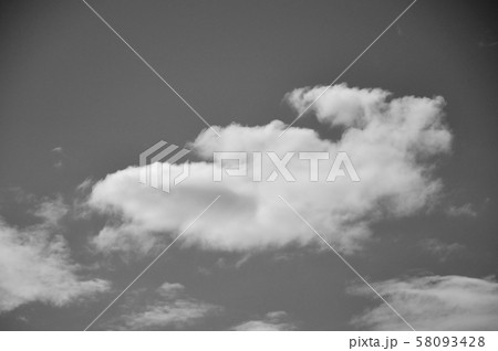 大空と千切れ雲 浮雲と涌き雲 流れる白い雲 大空と千切れ雲 浮雲と涌き雲 流れる白い雲 58093428