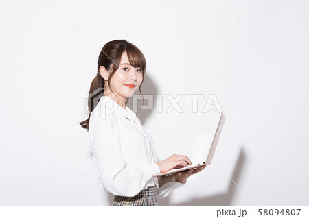 女性　ポートレート 58094807